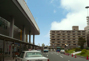 南草津駅に隣接